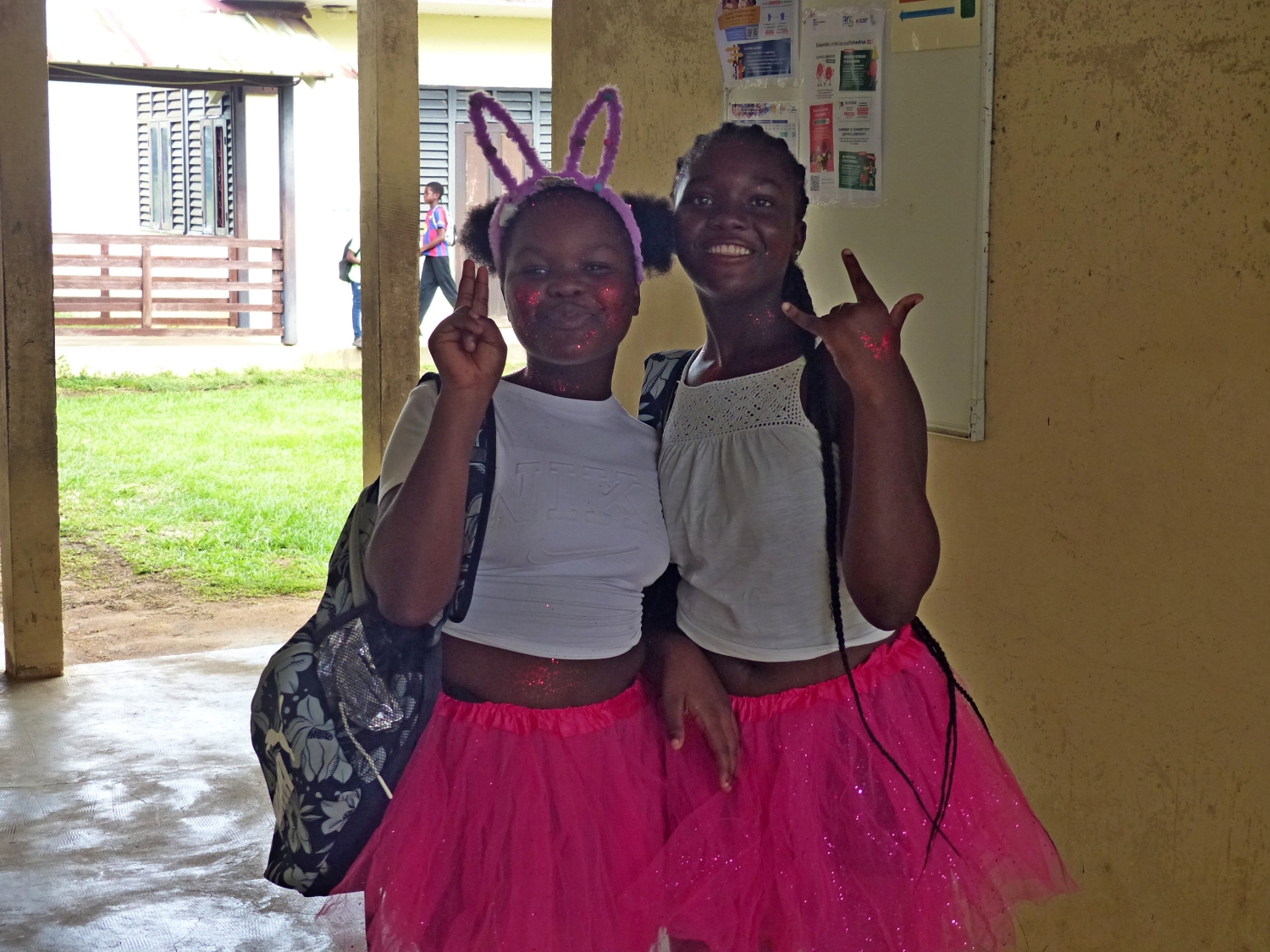 Echange blue jean contre rose jupe...