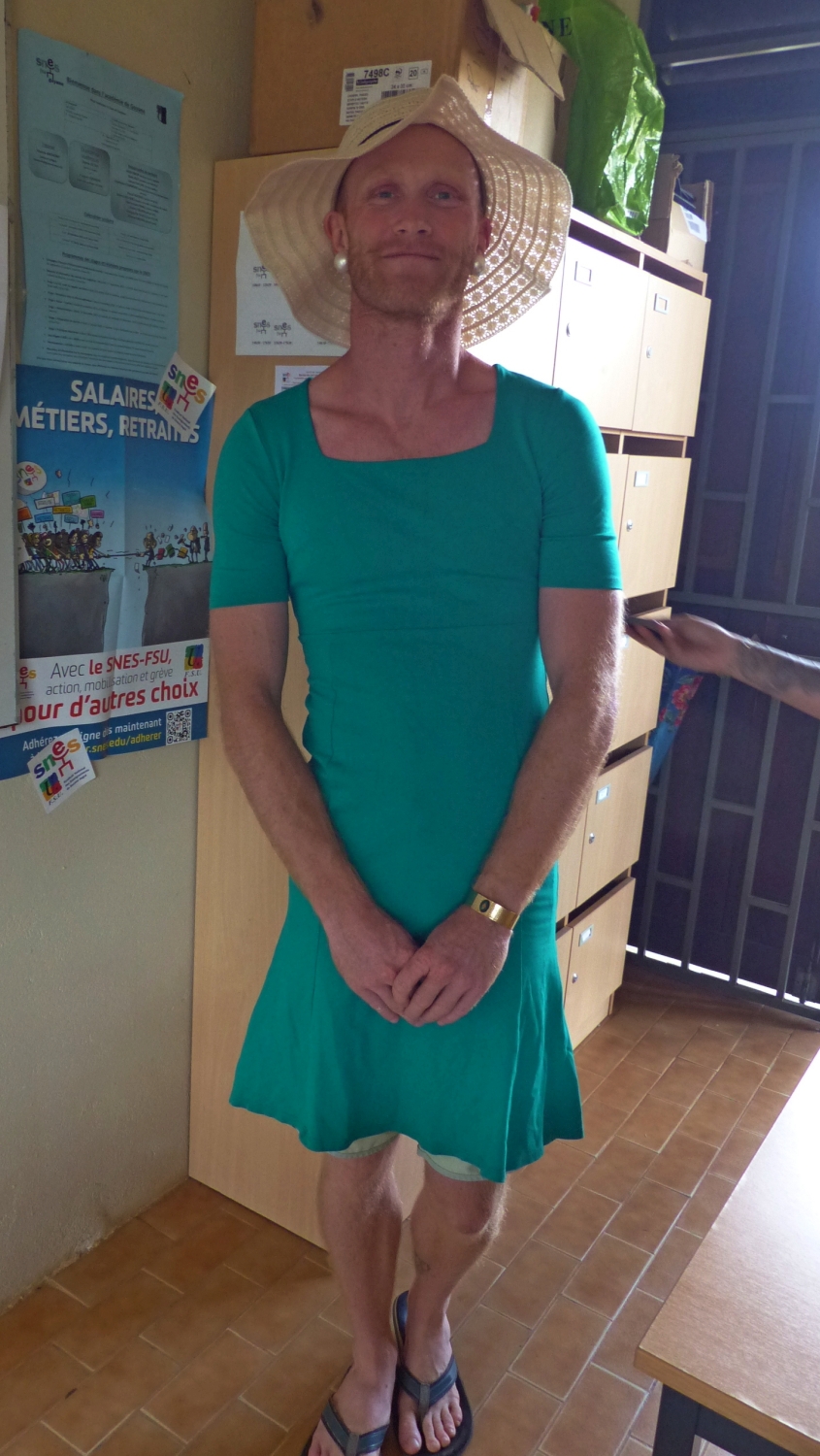 L'EPS en robe et chapeau...ça marche aussi !