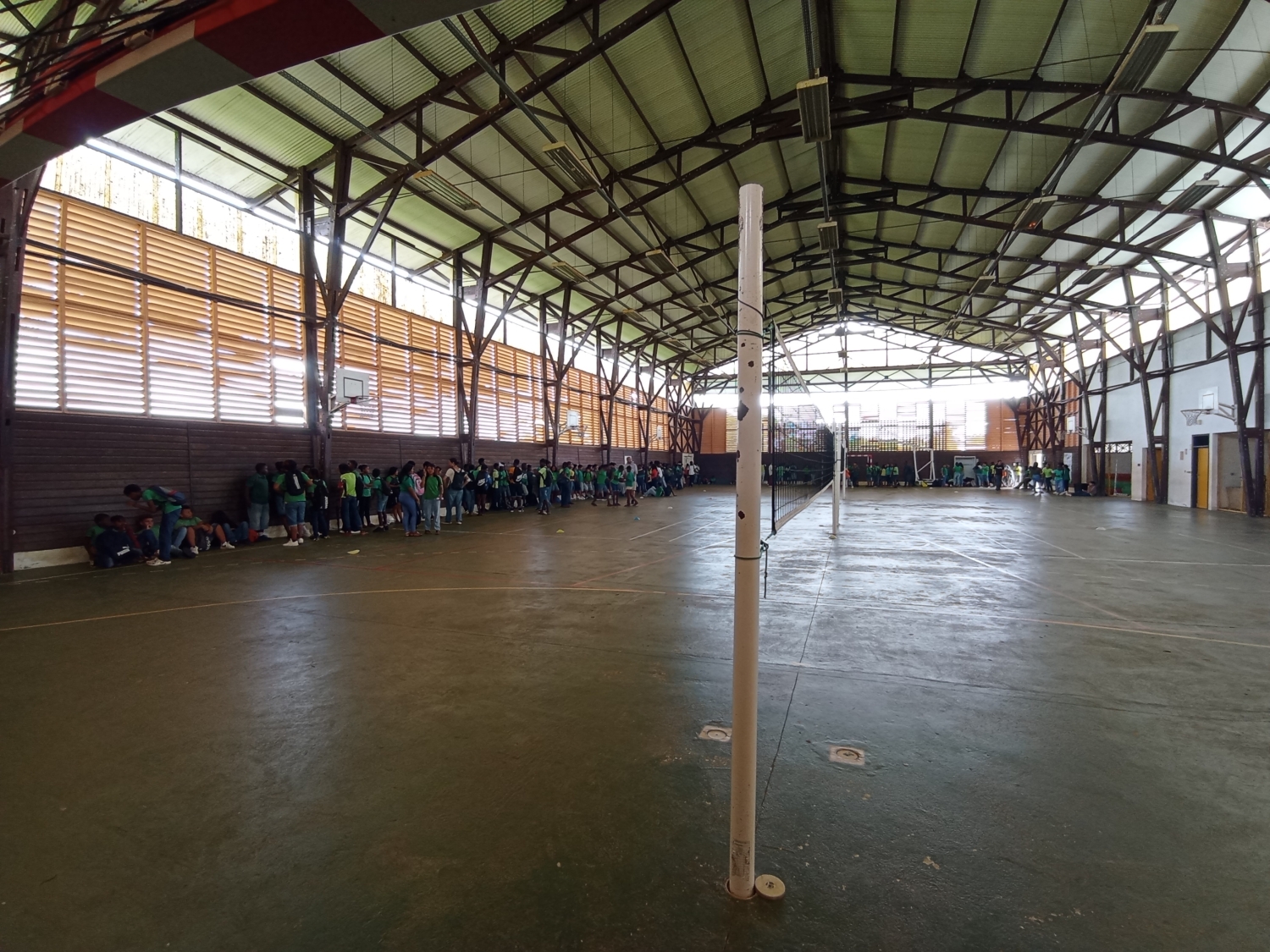 Le gymnase accueille les élèves pour les présentations sur l'empathie