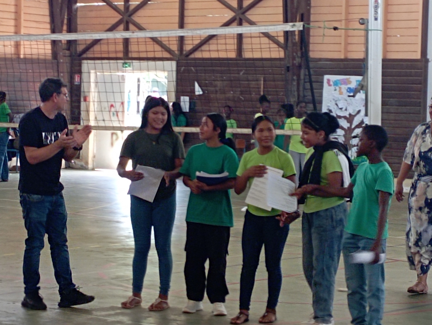 M. PEREZ applaudit les lecteurs